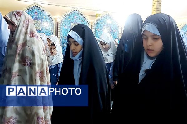 اقامه نماز جماعت در دبستان دخترانه حکمت شهرری