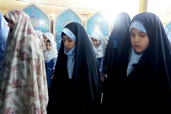 اقامه نماز جماعت در دبستان دخترانه حکمت شهرری