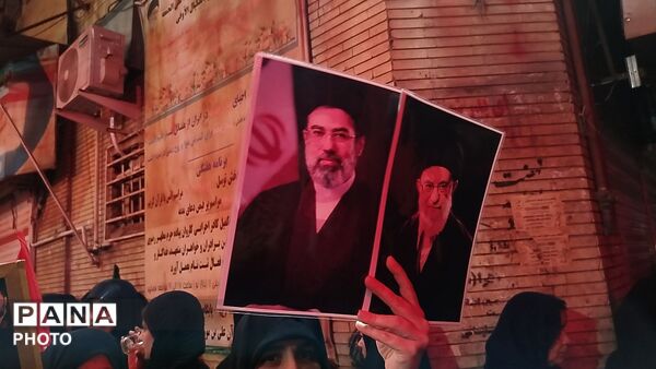 نگاهی به سیمای نورانی رهبر شهید در دست مردم