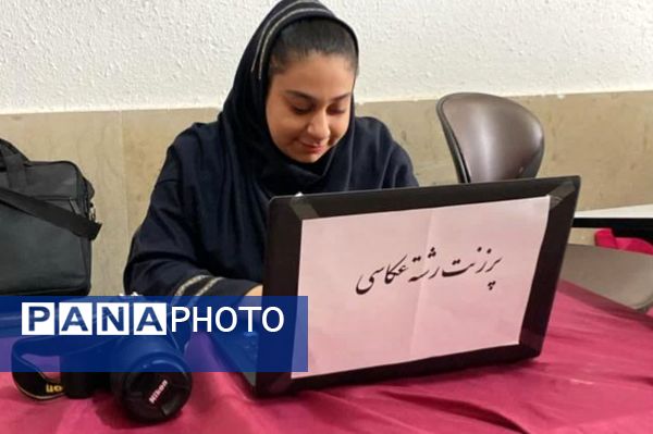 گالری هنر در هنرستان شهید بخشنده زرقان 