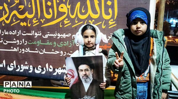 حضور دانش‌آموزان مارگونی در اربعین شهادت رهبر معظم انقلاب با نقاشی‌هایی از یاد ایشان