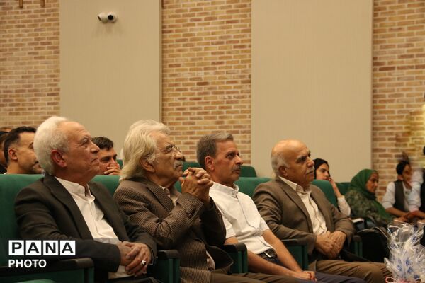  استقبال مخاطبان از معرفی اثر ادبی «یک جام دگر» در یزد