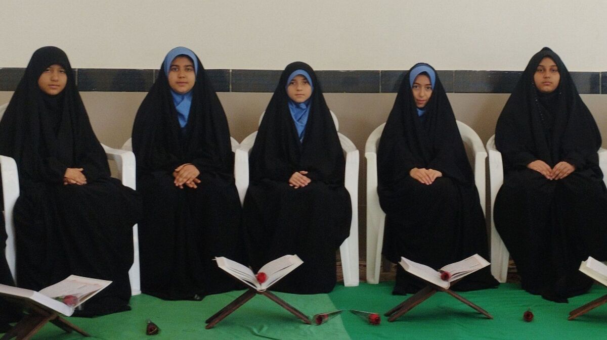 عکس یادگاری دانش آموزان مدرسه 