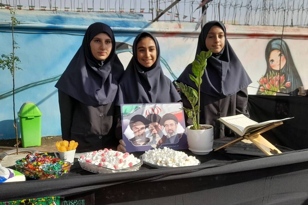 برپایی چایخانه حضرت زهرا (س) در مدرسه پویندگان قیامدشت 