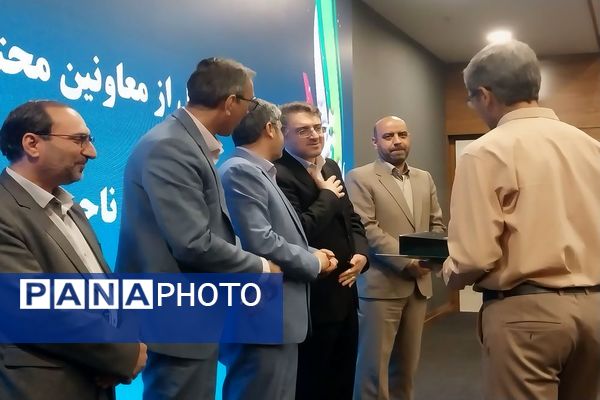 مراسم تقدیر از مشاورین و معاونین پرورشی مدارس ناحیه سه مشهد