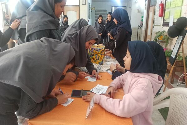 حضور پر شور دانش‌آموزان در انتخابات شورای دانش‌آموزی دبیرستان دخترانه ۱۳ آبان