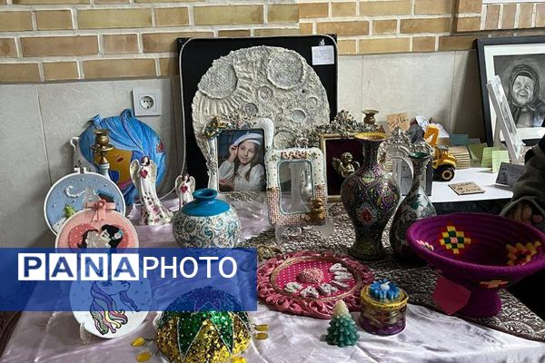 برپایی نمایشگاه هنرهای دست‌ساز در مدرسه فرهنگ قرچک