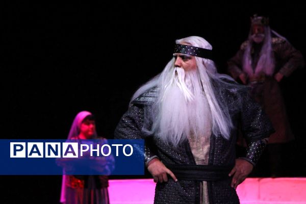 تئاتر «هیولاکش» روایتی نمایشی از شاهنامه در تالار بزرگ یزد