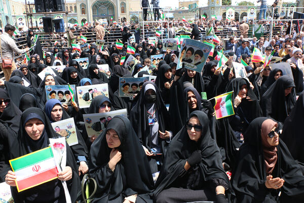 حضور پرشور نوجوانان قمی در آیین استقبال از رئیس جمهوری 