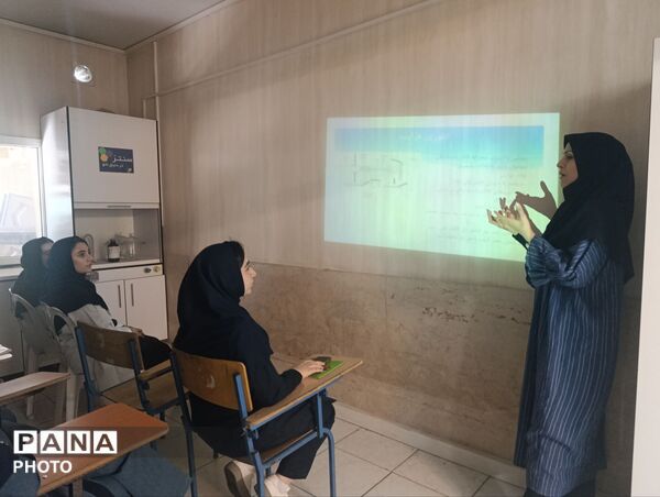 تقدیر از برترین‌های نانوفناوری دبیرستان اهل‌البیت (ع) ناحیه 4 کرج  در پژوهش‌سرای ملاصدرا