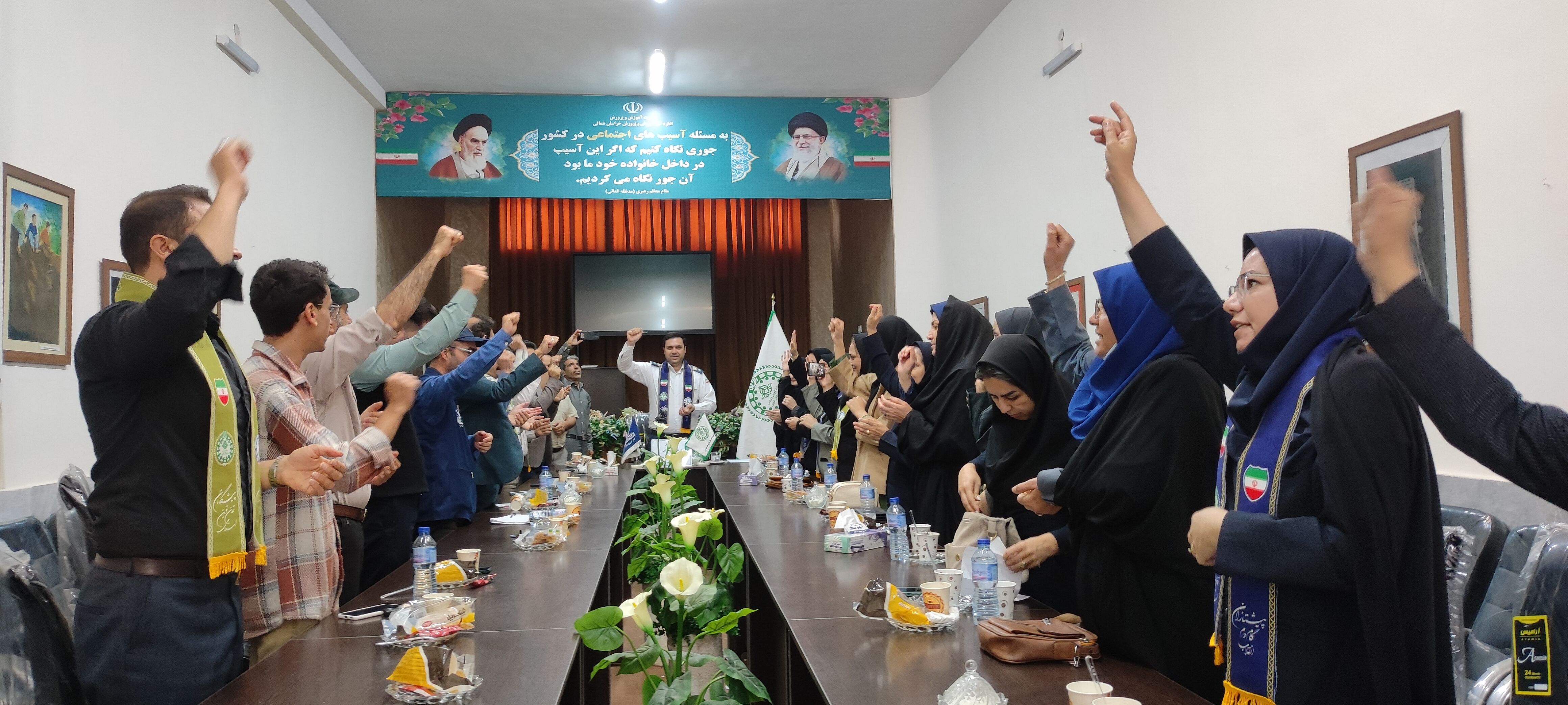 جلسه تقدیر از عوامل اجرایی همایش بزرگ یاوران مقاومت در کانون باهنر بجنورد