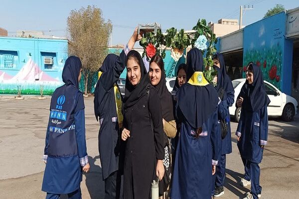 دانش‌آموزان ناحیه4 اهواز روز اول مدرسه را با یاد شهدا آغاز کردند