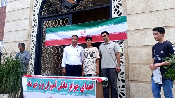 تجلیل‌ از دانش آموزان برتر دبیرستان پسرانه آوینی ۲ در سرای مهر و ادب 