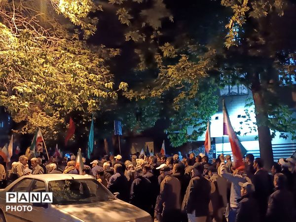 حضوری شبانه با پرچم پرافتخار ایران