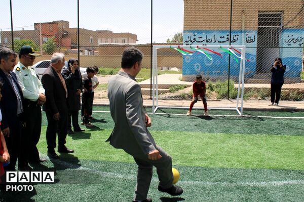 افتتاح زمین چمن مصنوعی در مدرسه شهید صفدری سه گنبد 