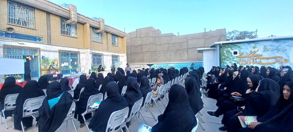 جلسه انجمن اولیا و مربیان در دبیرستان شهید محمدی‌پور