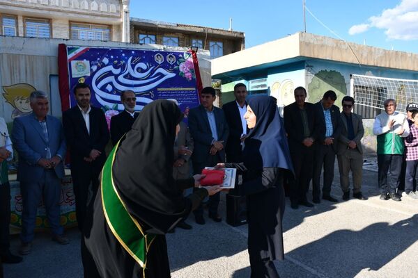  برگزاری مراسم جشن و افطاری با شکوه در دبستان عشایری حاجیه خانم رباب امامی