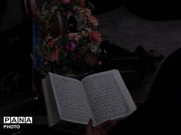 شبی که ماه دو نیم شد