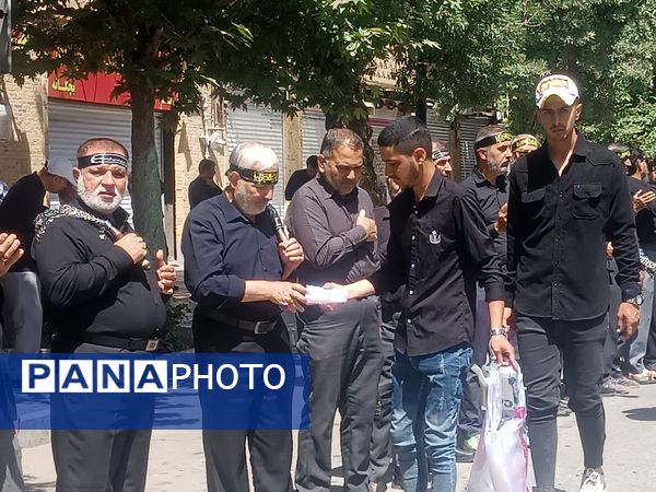 مراسم زنجیر زنی و سینه زنی به مناسبت سالگرد رحلت امام در نیشابور 