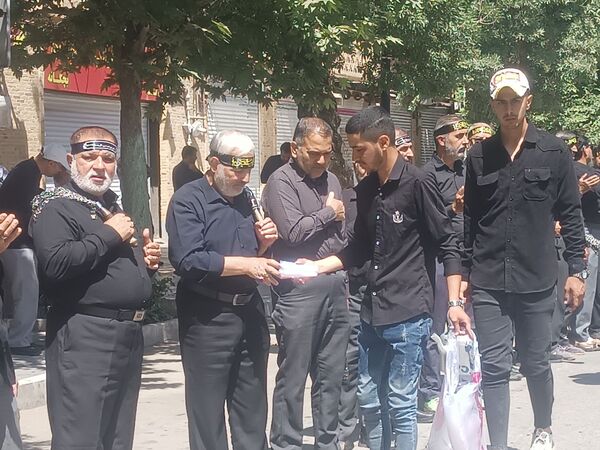 مراسم زنجیر زنی و سینه زنی به مناسبت سالگرد رحلت امام در نیشابور 