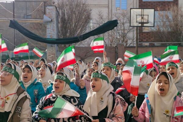 آیین نواخته شدن زنگ انقلاب اسلامی در مدرسه آیت‌الله خامنه‌ای قرچک