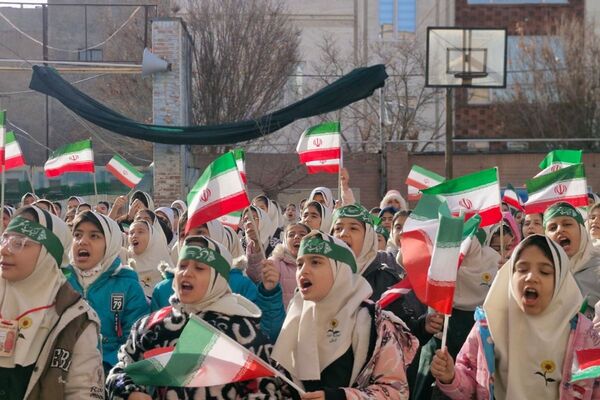 آیین نواخته شدن زنگ انقلاب اسلامی در مدرسه آیت‌الله خامنه‌ای قرچک