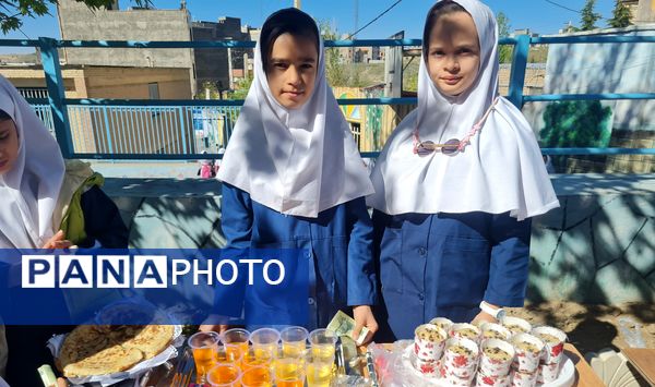 جشنواره فروش غذاهای سالم با مشارکت دانش آموزان مدرسه شهید رجایی ۱ منطقه پردیس 