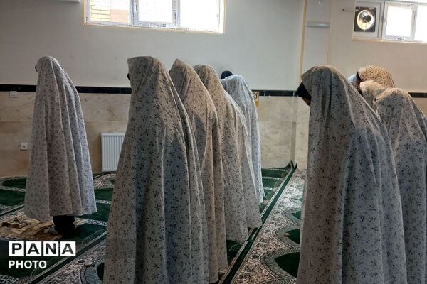 برگزاری نماز جماعت در مدرسه پرنیان