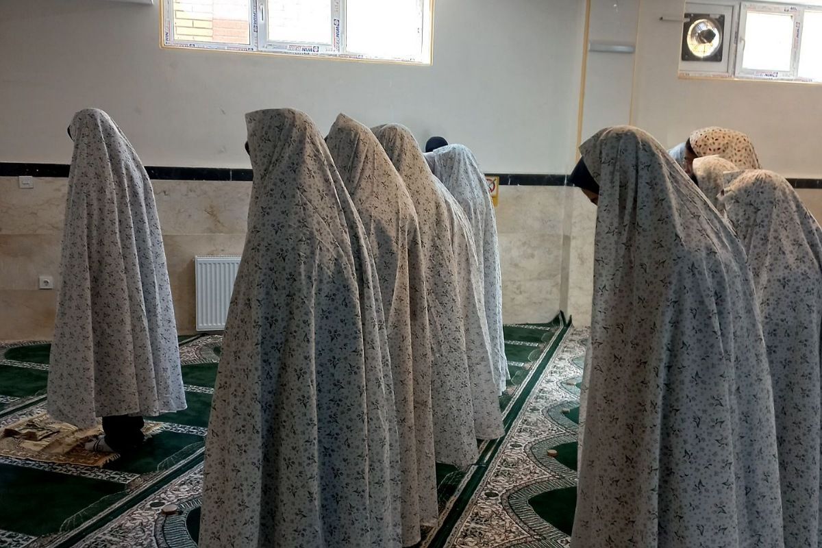 نماز جماعت در مدرسه پرنیان