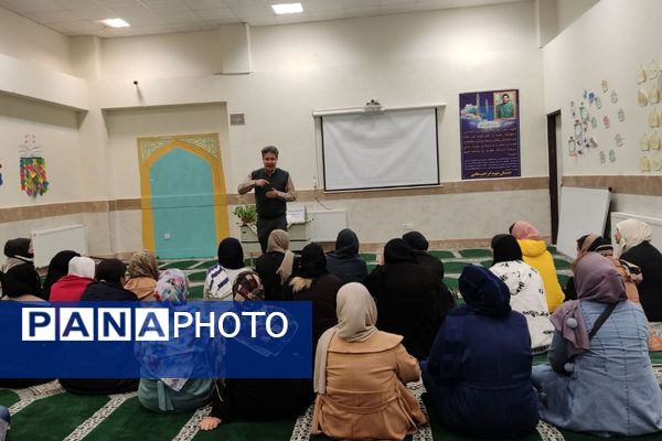 جلسه‌ آموزش خانواده در رباط‌کریم