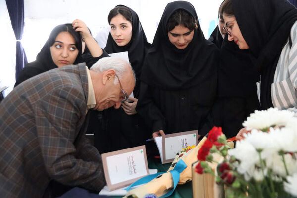 دانش آموزان اسلامشهری هنرستان شهدای واوان میزبان مراسم افتتاحیه نمایشگاه پوستر "پدر طالقانی"
