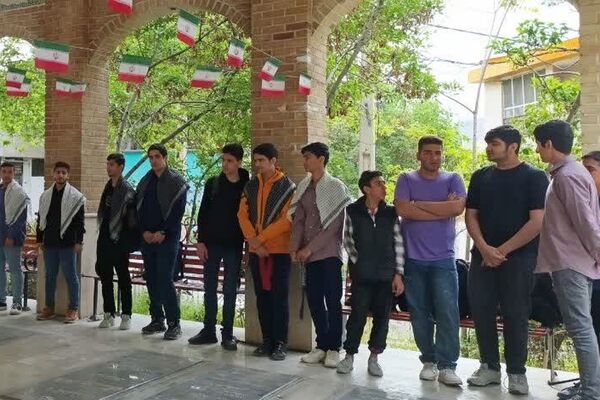 غبارروبی مزار شهدای رودهن توسط فرهنگیان و دانش‌آموزان دبیرستان ابن‌سینا 