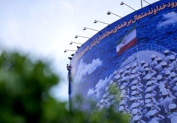 رونمایی از دیوارنگاره «به یادِ دریادلان دنا» در میدان راه‌آهن تهران