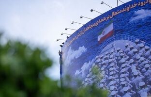 رونمایی از دیوارنگاره «به یادِ دریادلان دنا» در میدان راه‌آهن تهران