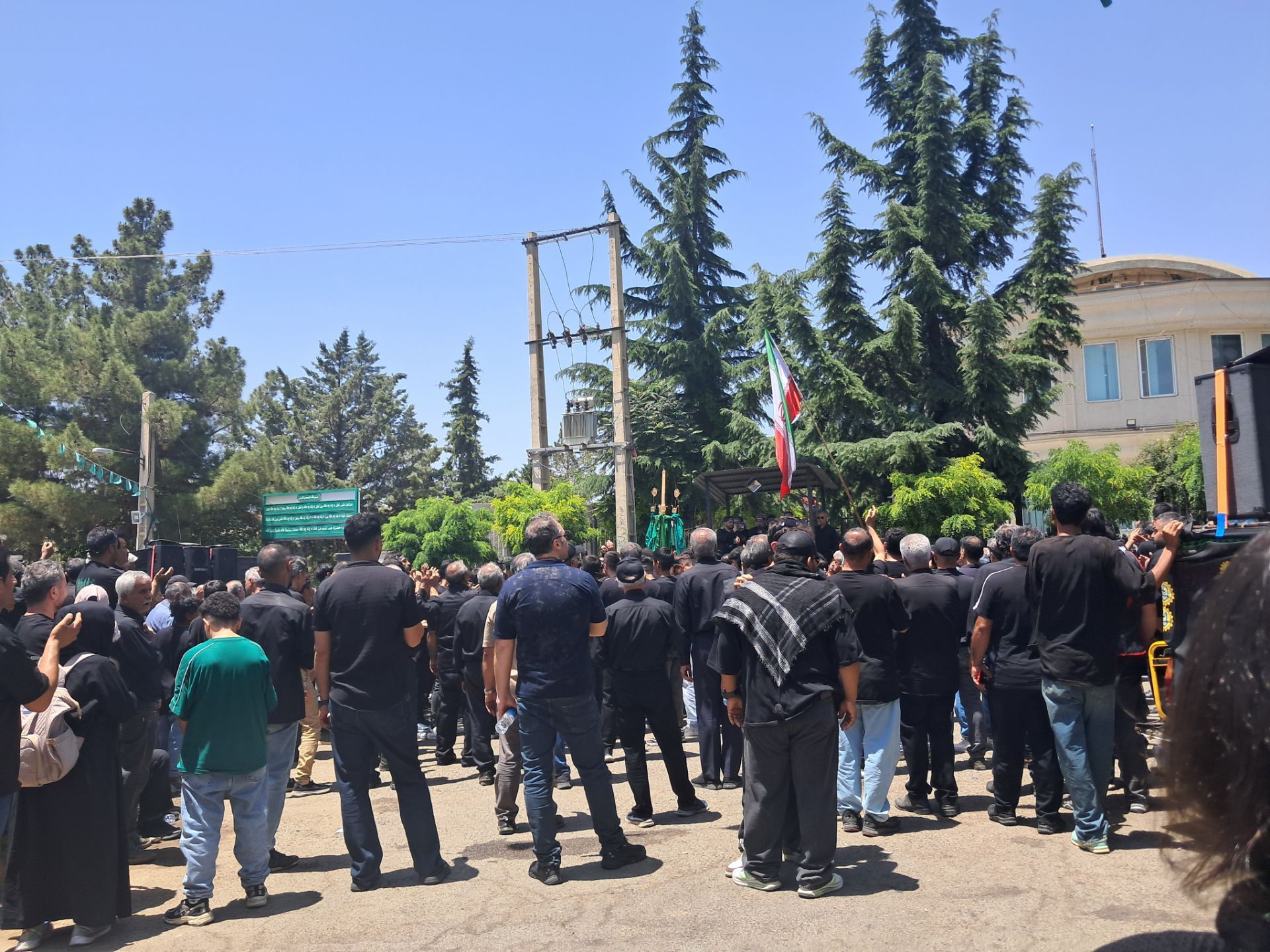 مراسم عزاداری ظهر عاشورا در روستای ولیان ساوجبلاغ