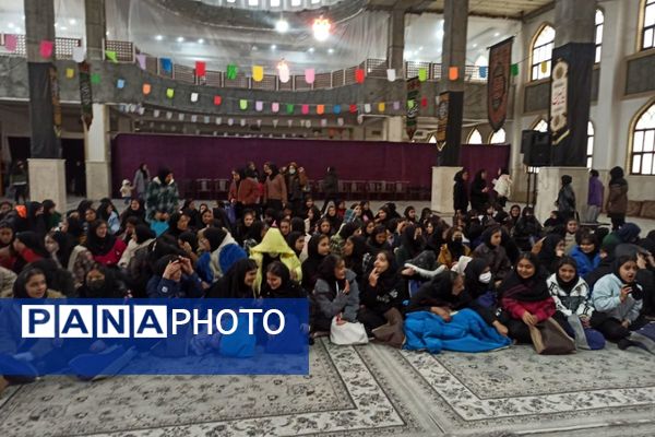 مدرسه شهید لطفی بهارستان‌دو میزبان جشن دهه فجر 