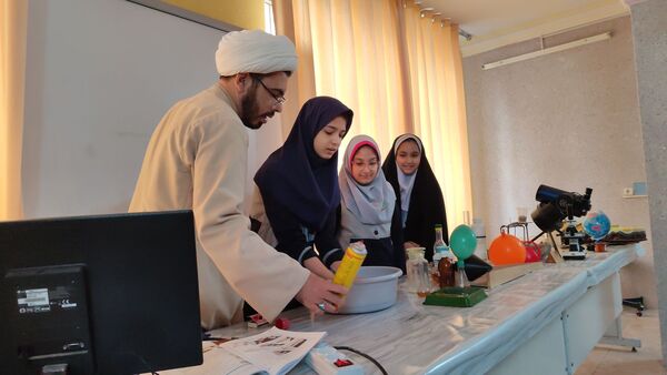 بازدید علمی دانش‌آموزان دبستان شاهد حاج تقی آقا‌بزرگ از پژوهش‌سرای علامه طباطبایی ناحیه یک مشهد