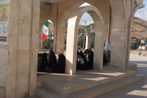 غبارروبی مزار شهدای گمنام در رودهن 