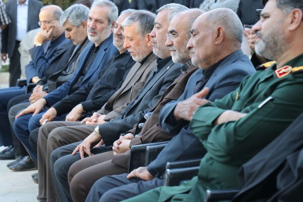 ادای احترام وزیر آموزش و پرورش و فرماندهان سپاه بر مزار سردار شهید کاظمی در بهشت رضا(ع)