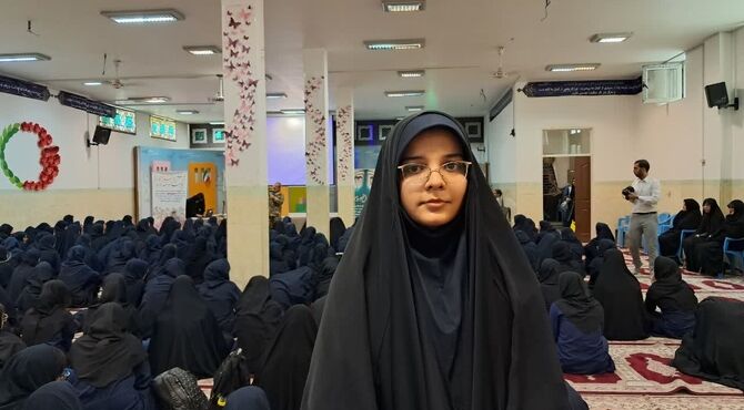 دانش‌آموزان دبیرستان دخترانه ریحانه النبی پای روایت دفاع مقدس نشستند