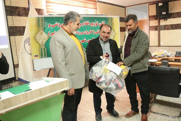 کاروان فجر در مدارس؛ از توزیع تجهیزات ورزشی تا بسته‌های بهداشتی با حضور مدیر آموزش‌و‌پرورش