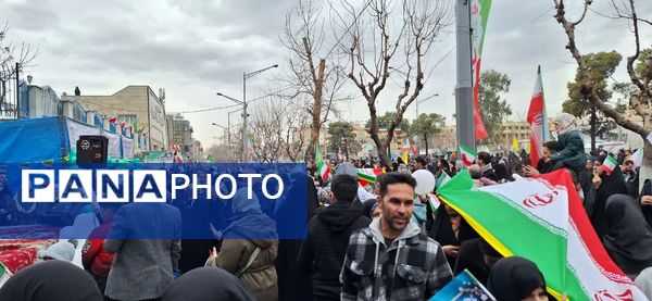 حضور گسترده و منسجم دانش آموزان و فرهنگیان منطقه ۱۰ در راهپیمایی ۲۲ بهمن ماه