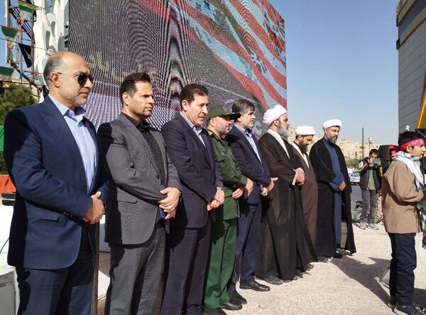 برگزاری مراسم راهپیمایی سیزده آبان با حضور دانش‌آموزان و مسئولین در ملارد