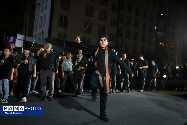 مراسم عزاداری شب تاسوعای حسینی در میدان منیریه تهران