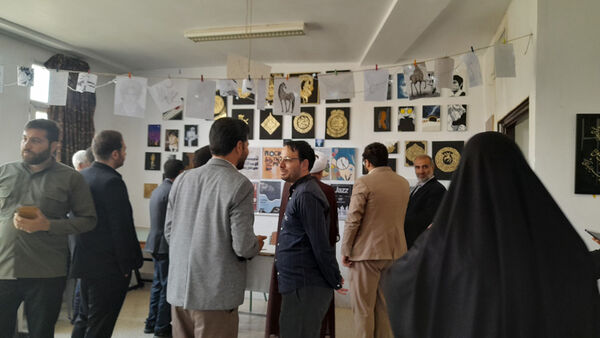 بازدید مسئولان جعفرآباد قم از نمایشگاه تولیدات دانش‌آموزی در هنرستان حضرت زهرا(س)