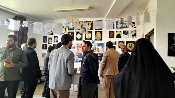 بازدید مسئولان جعفرآباد قم از نمایشگاه تولیدات دانش‌آموزی در هنرستان حضرت زهرا(س)