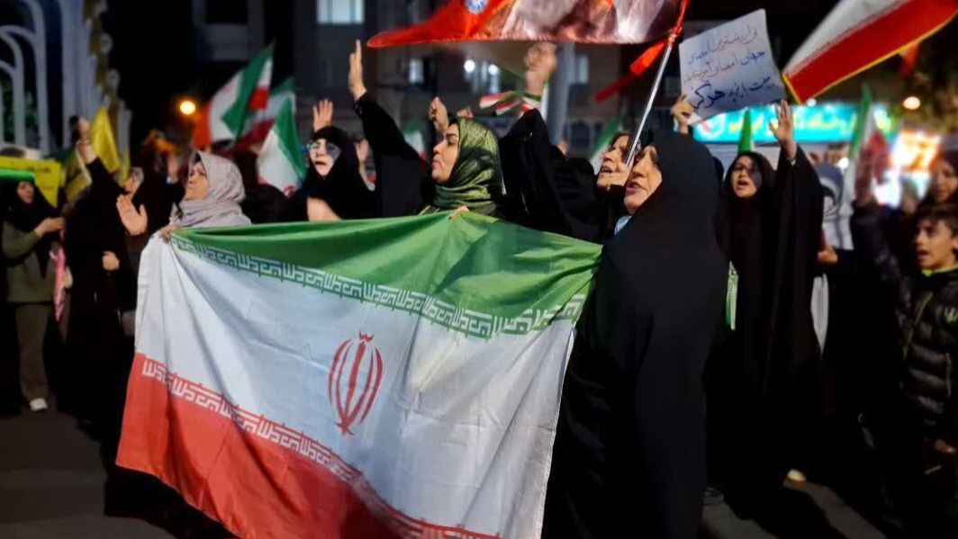 هفتاد و چهارمین شب تجلی عشق به ایران در آغوش ولایتمداران