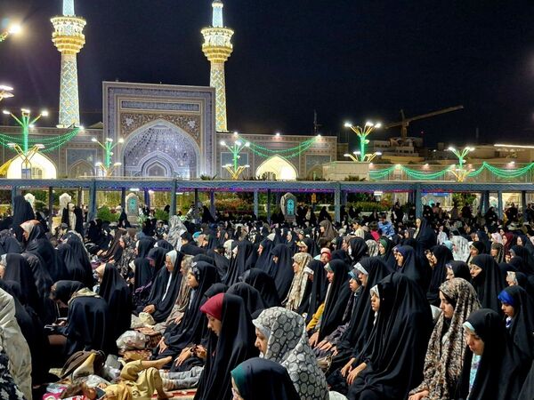 برگزاری نماز آیات در حرم امام رضا (ع) 