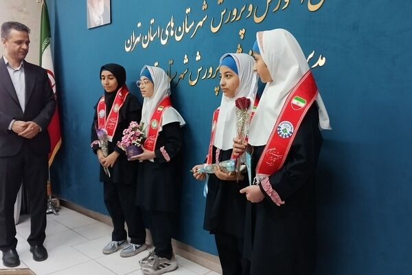 تجلیل دانش آموزان مدرسه هدی۱ از  مدیر ومعاونین آموزش و پرورش شهرستان قدس