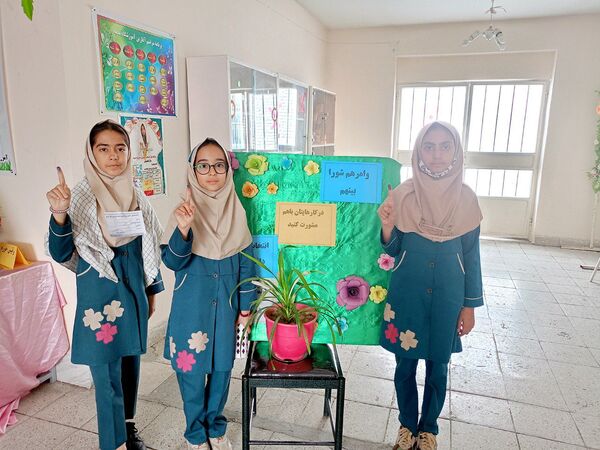 انتخابات شورای دانش‌آموزی دبستان سمیه کاشمر 